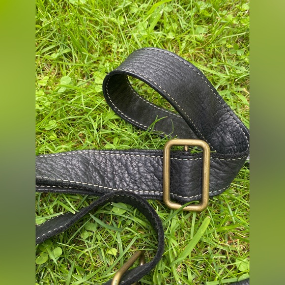 ROOTS crossbody tribe leather buckle front purse black - Picture 4 of 8